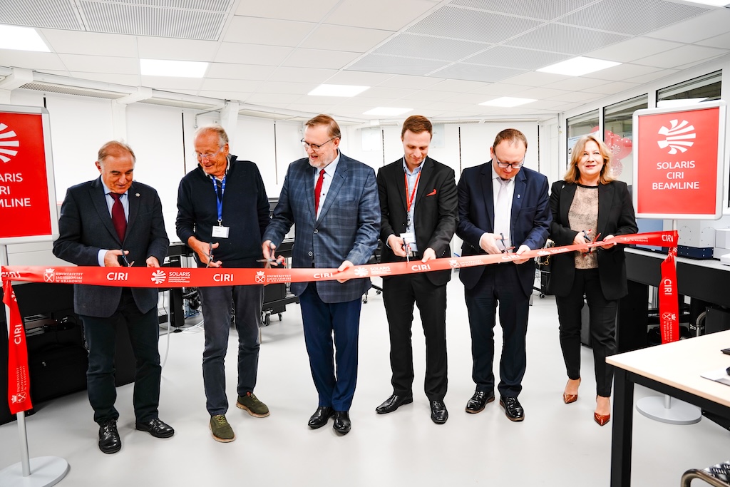 PHOTO Ribbon-cutting ceremony at the CIRI beamline. From left: Marek Stankiewicz, Paul Dumas, Wojciech Kwiatek, Tomasz Wróbel, Wojciech Macyk, Kamilla Małek. Photo by Dagmara Chylewska-Olech.